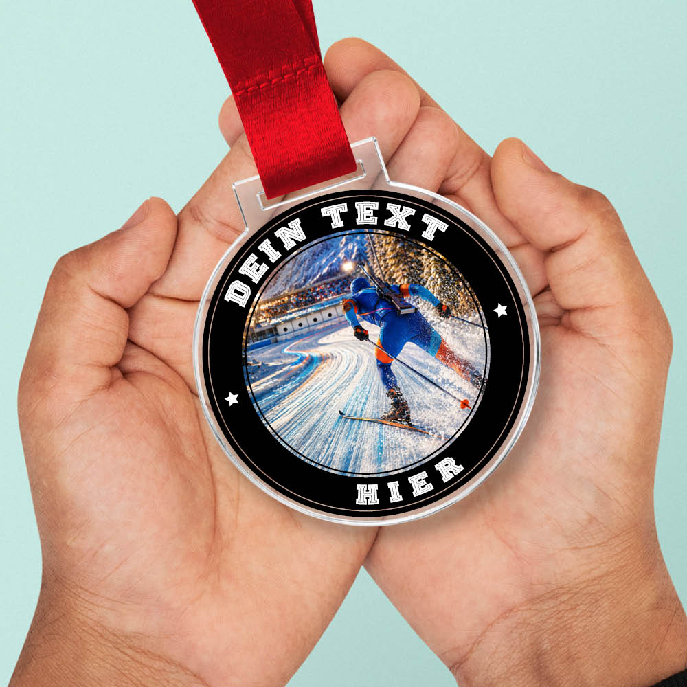 Signature Medaille Biathlon Lauf in Händen als Größenvergleich