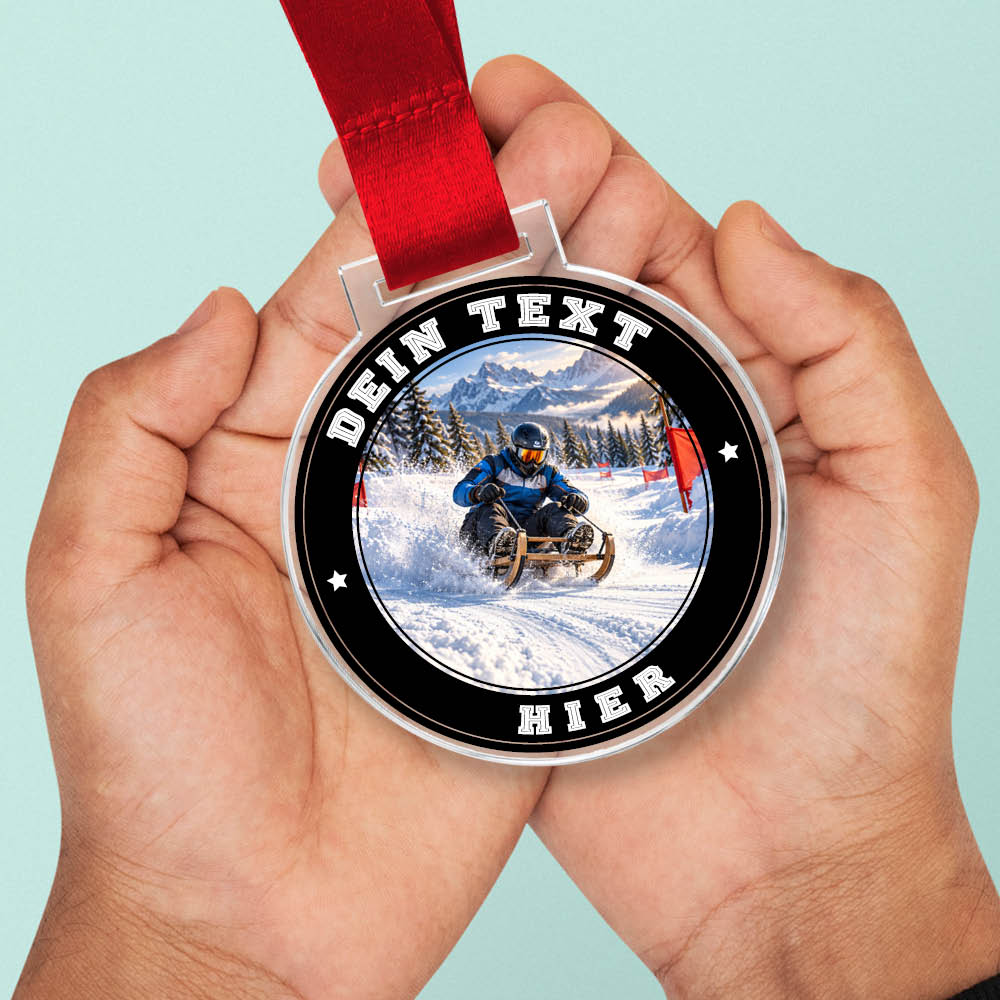 Signature Medaille Schlittenwettkampf in Händen als Größenvergleich