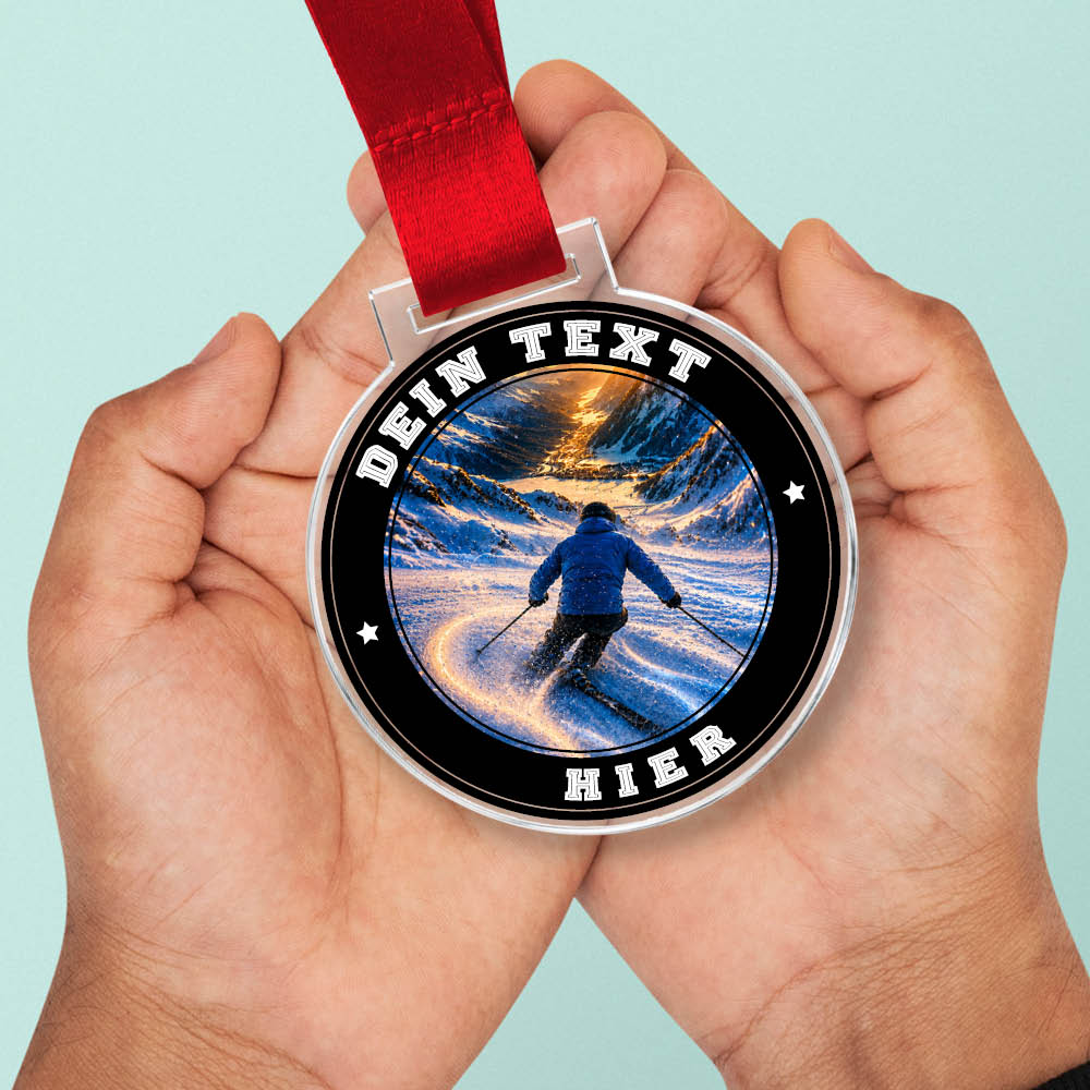 Signature Medaille Skifahren in Händen als Größenvergleich