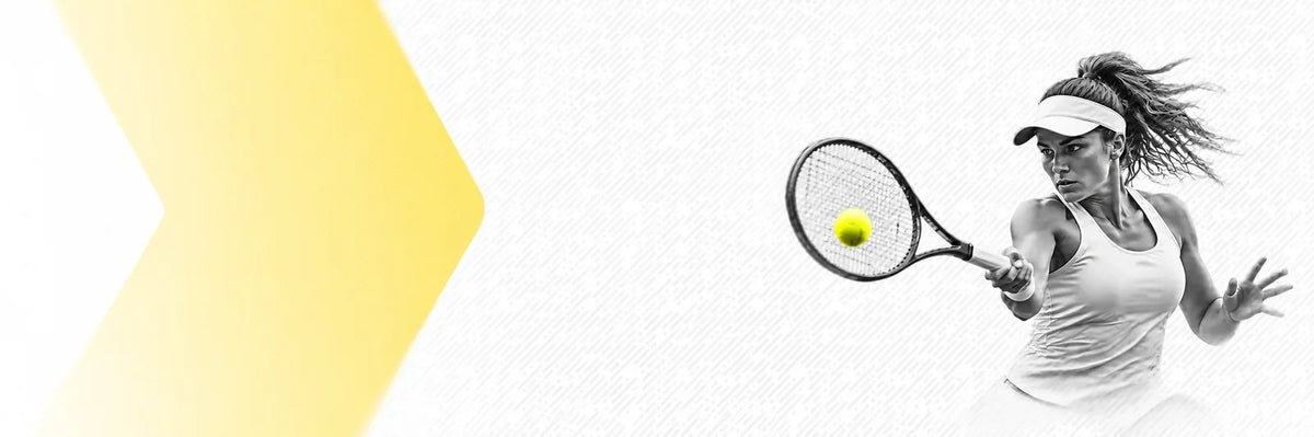 Tennisspielerin beim Vorhandschlag mit Schläger und gelbem Ball rechts neben einem hellgelben Chevron