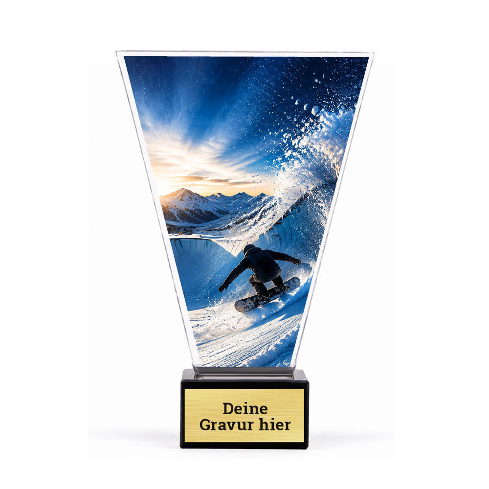 Acrylpokal mit Snowboarder beim Carven im Schnee auf schwarzem Marmorsockel mit Sockelschild