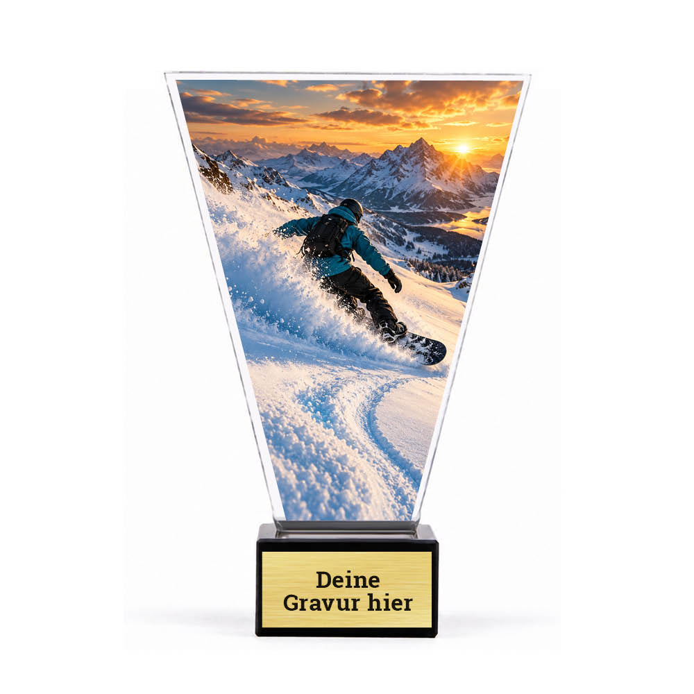 Acrylpokal mit Snowboarder in grüner Jacke im Abendlicht auf schwarzem Marmorsockel mit Sockelschild