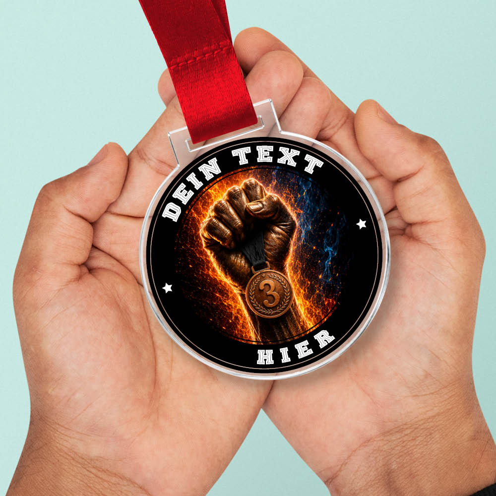 Signature Medaille Dritter Platz in Händen als Größenvergleich