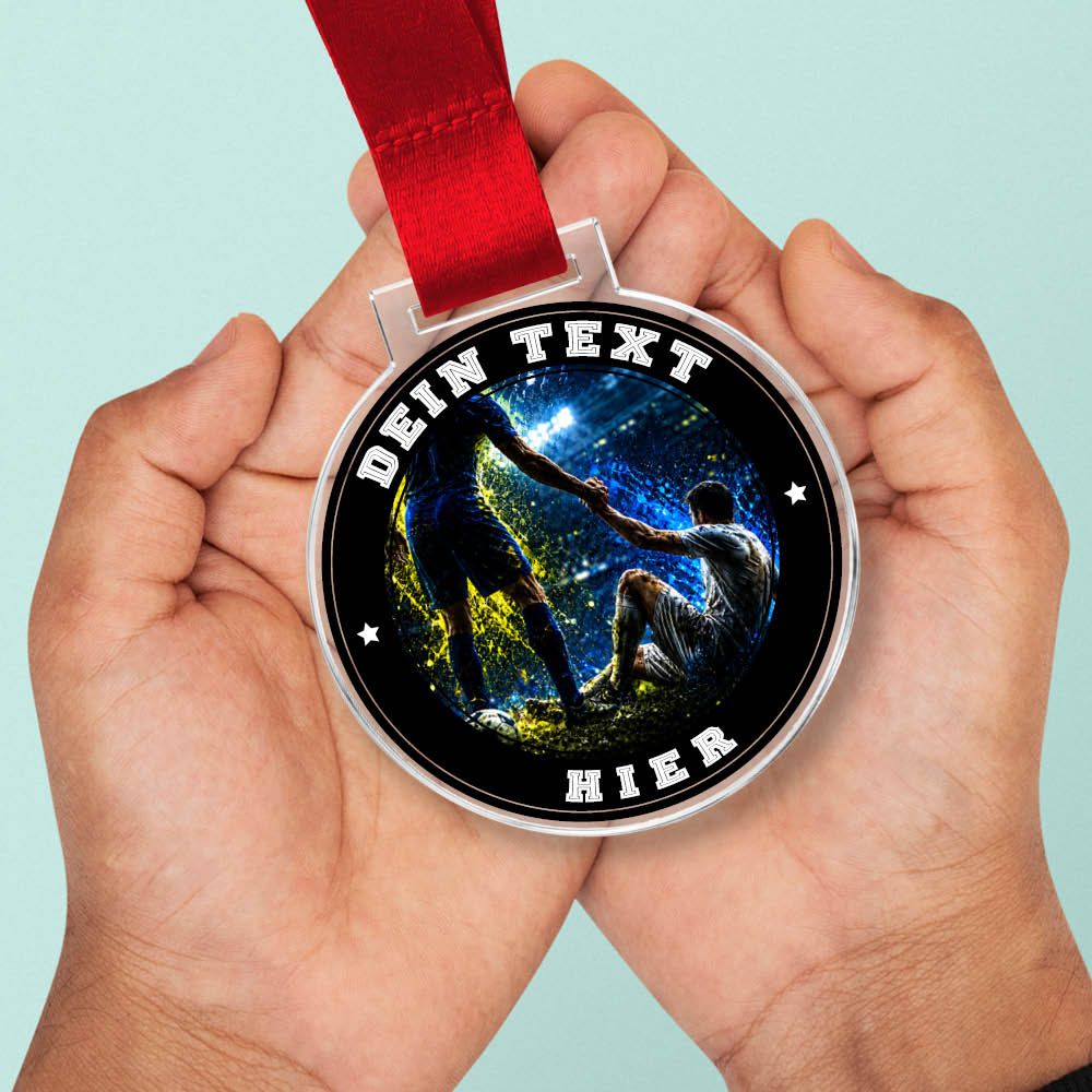 Signature Medaille Fairplay Männlich in Händen als Größenvergleich
