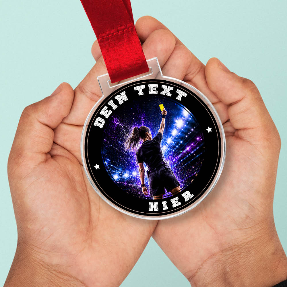 Signature Medaille Beste Schiedsrichterin in Händen als Größenvergleich