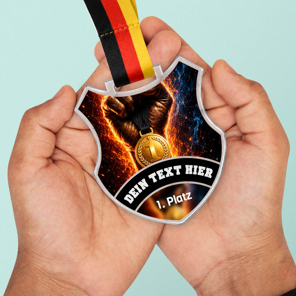 Wappen Medaille Erster Platz in Händen als Größenvergleich