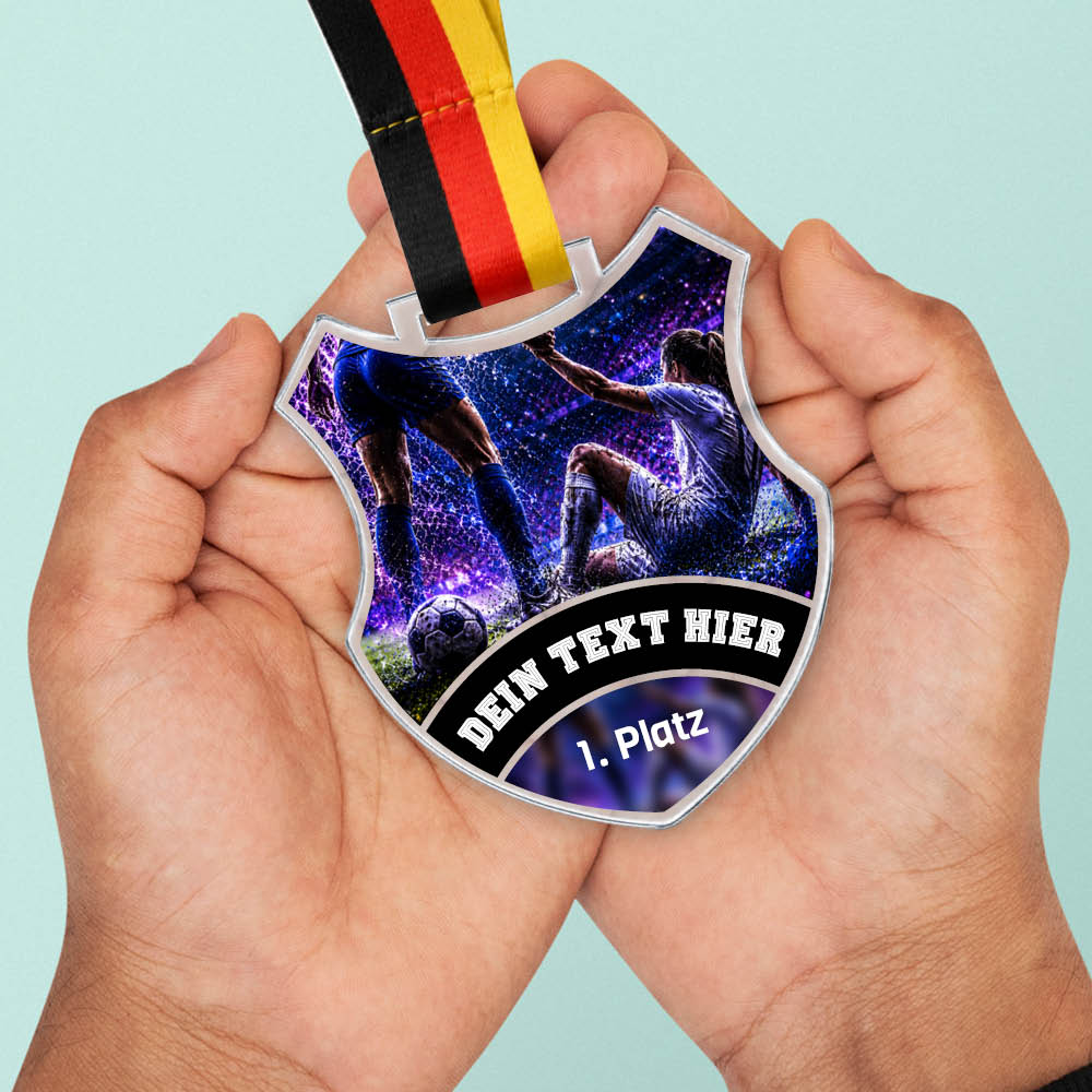 Wappen Medaille Fairplay Weiblich in Händen als Größenvergleich