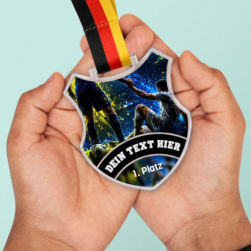 Wappen Medaille Fairplay Männlich in Händen als Größenvergleich