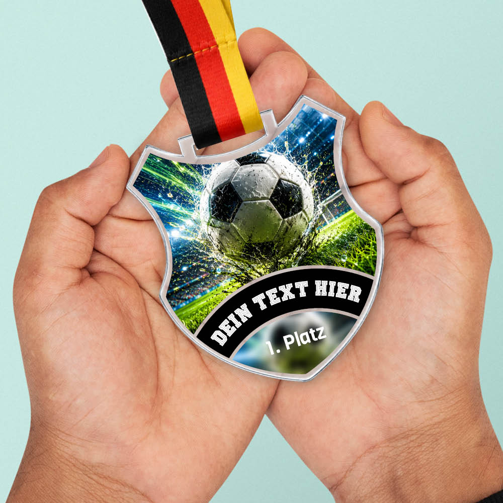 Wappen Medaille Fußballspieler in Händen als Größenvergleich