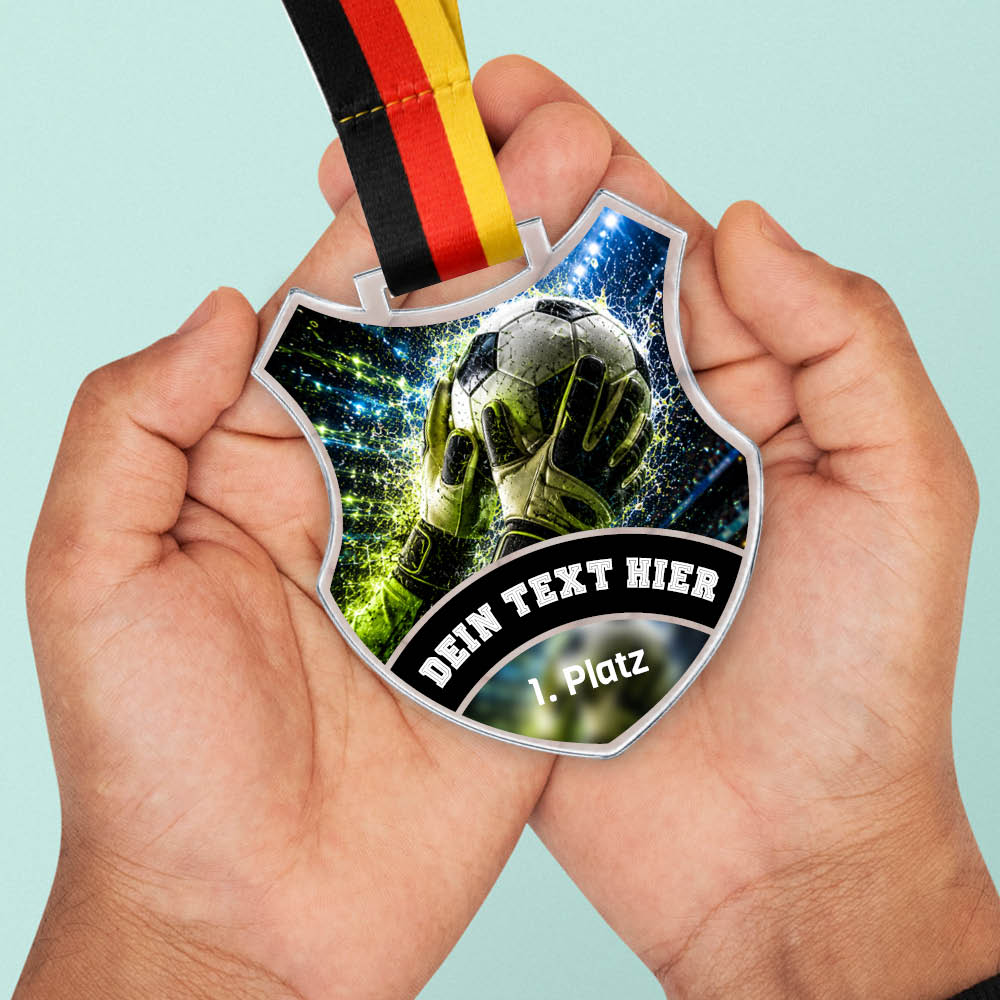 Wappen Medaille Bester Torwart in Händen als Größenvergleich